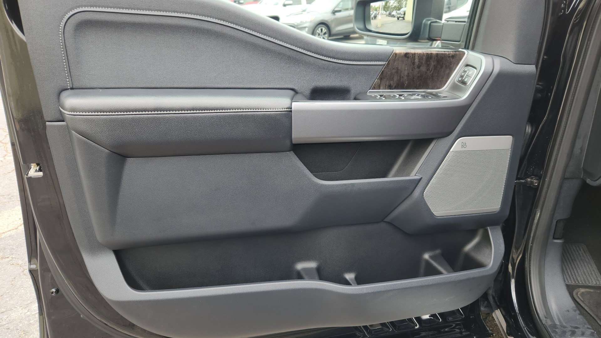 Used 2025 Black Metallic Ford LARIAT image 22