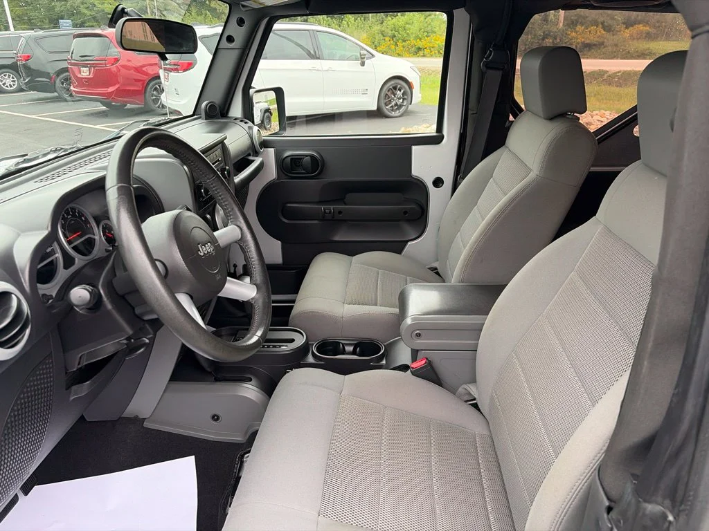 Used 2009 Silver Jeep Sahara image 15