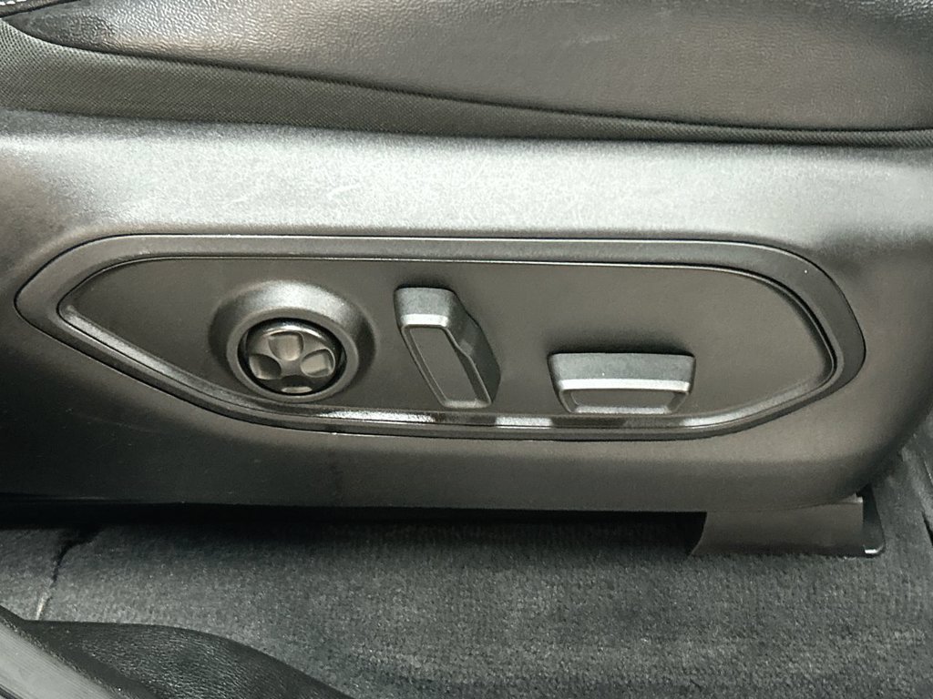 Used 2025 Velvet Jeep Limited image 19