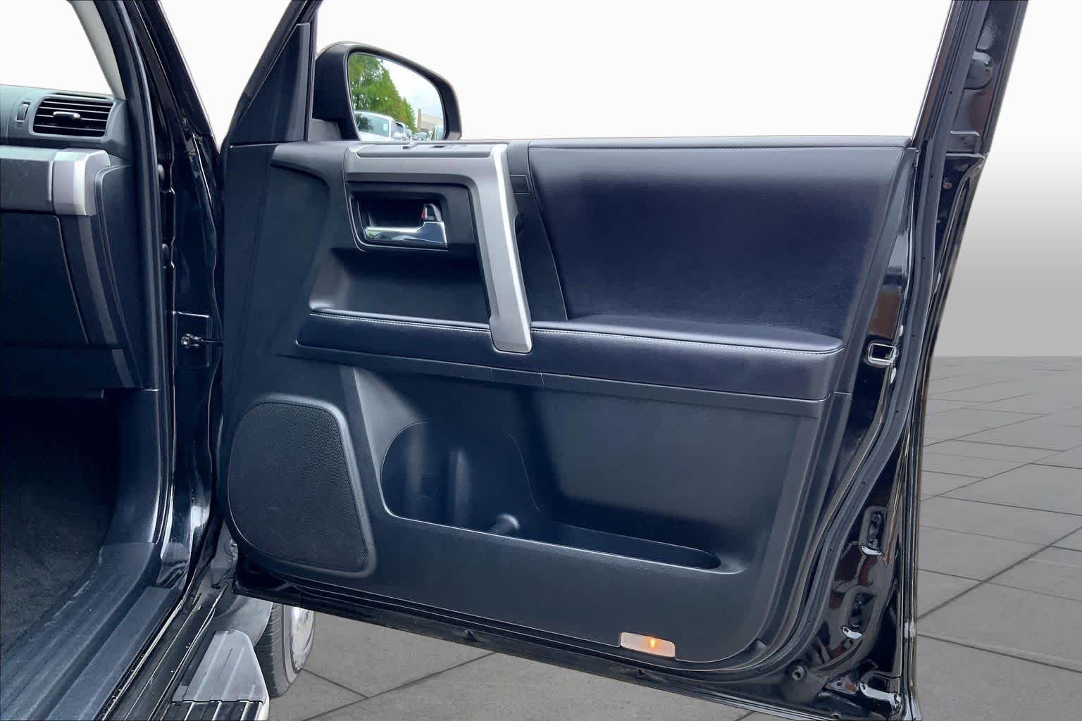 Used 2018 Midnight Black Metallic Toyota SR5 image 21