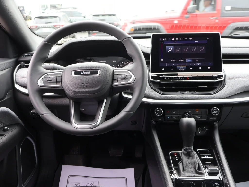 Used 2024 Gray Jeep Latitude Lux image 17