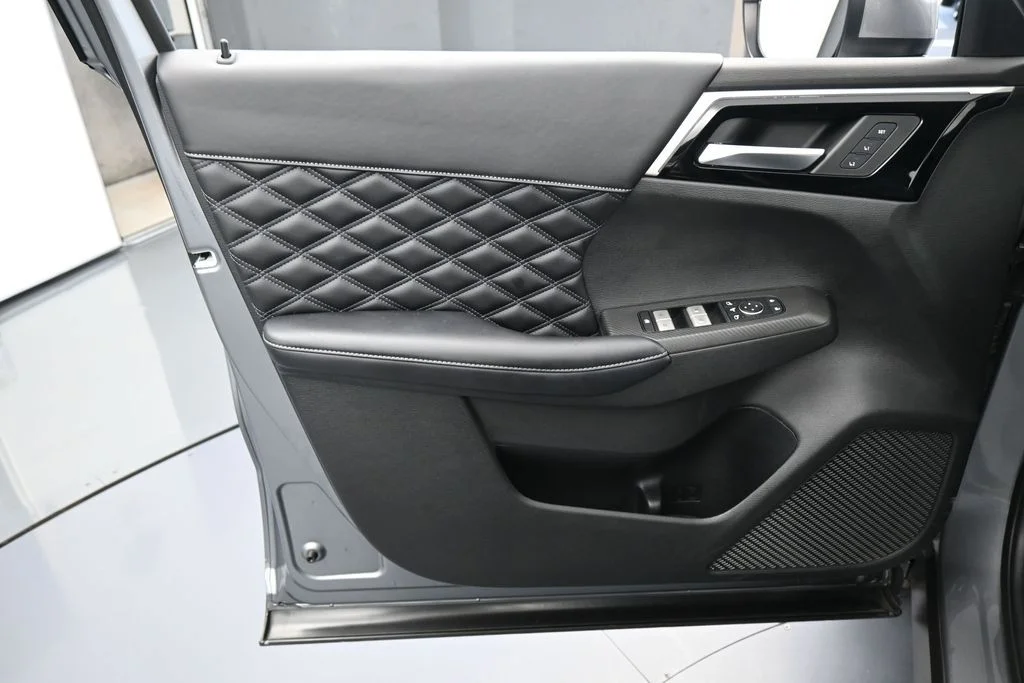 Used 2022 Silver Mitsubishi SEL image 13