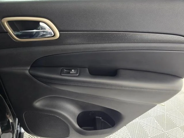 Used 2015 Black Jeep Laredo image 9