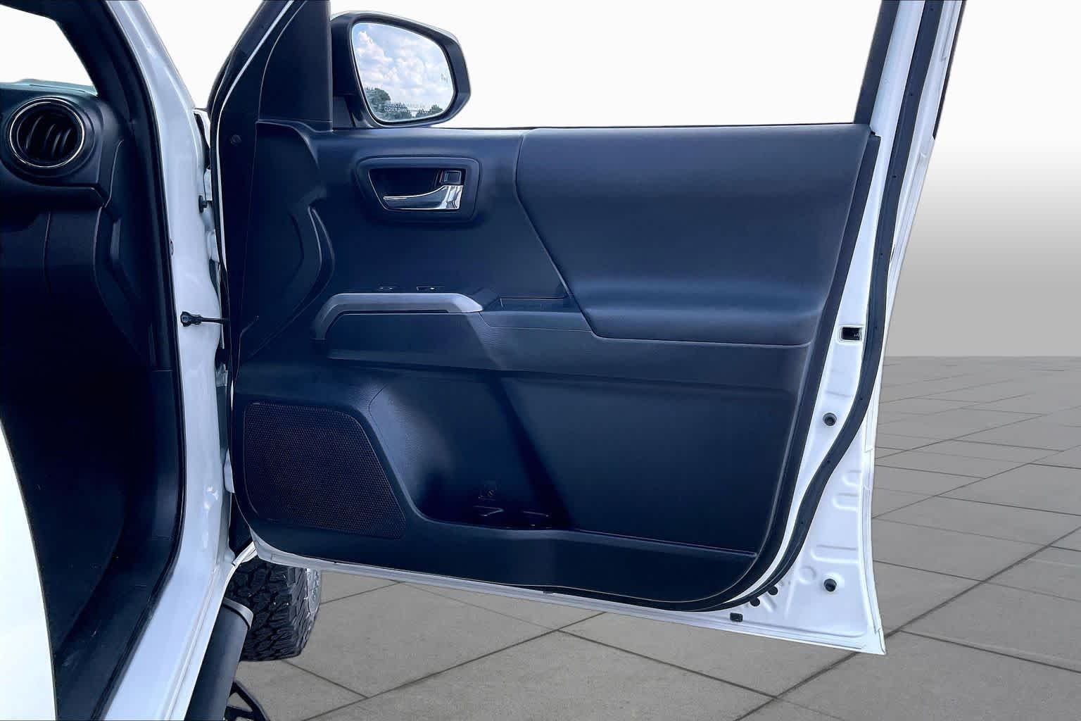 Used 2018  Toyota SR5 image 21