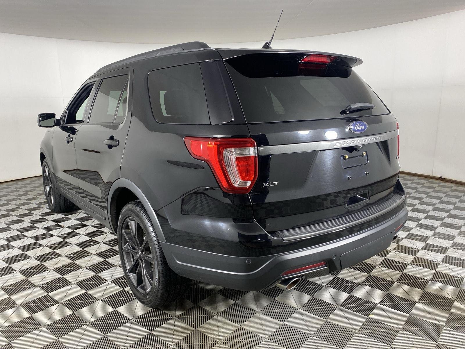 Used 2018 Shadow Black Ford XLT image 15