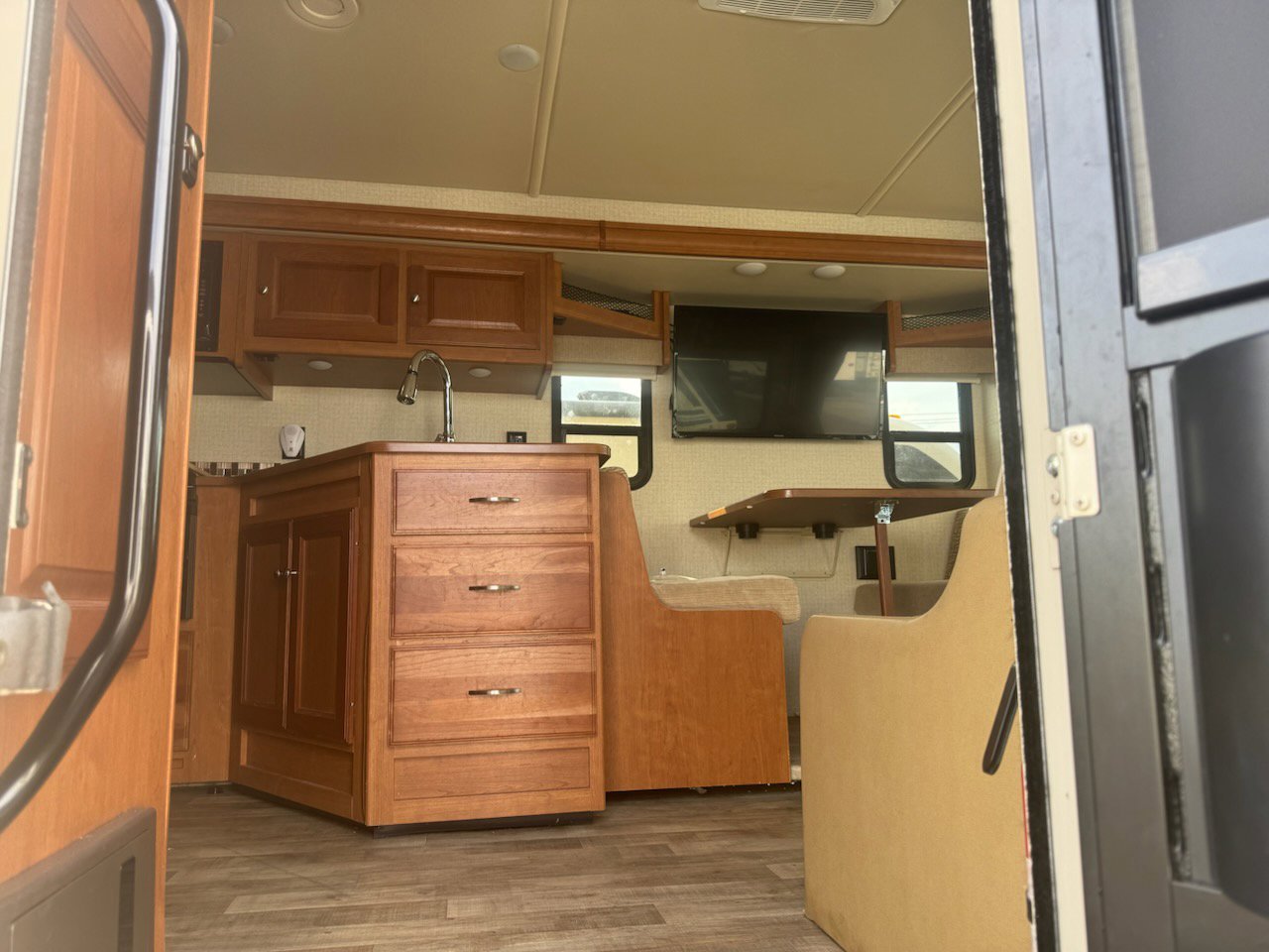 Used 2017  Winnebago 31BE image 17