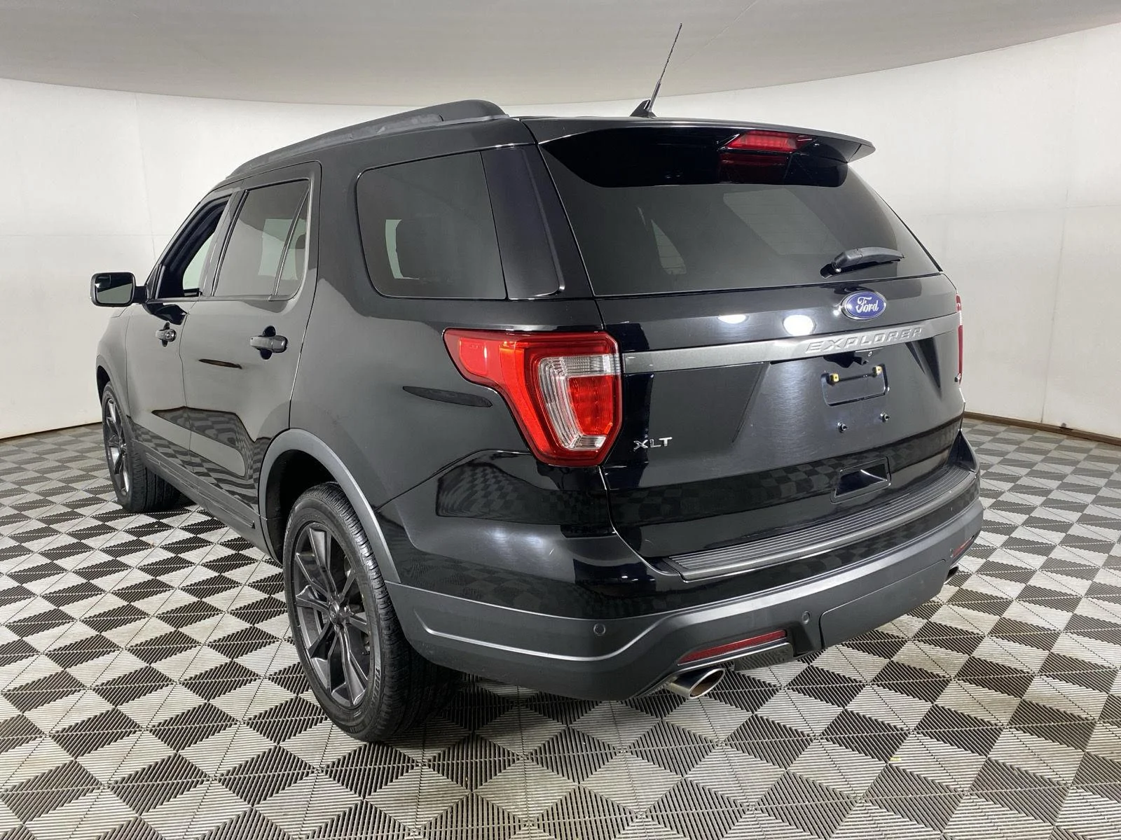 Used 2018 Shadow Black Ford XLT image 15
