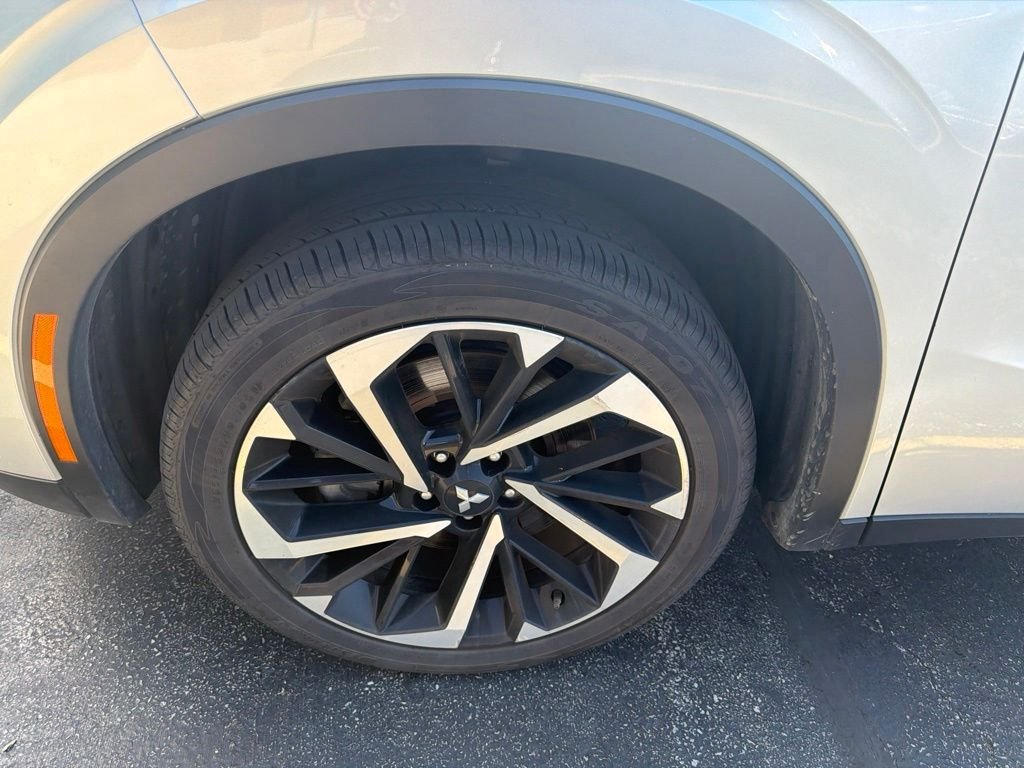 Used 2024 Silver Mitsubishi SE image 2