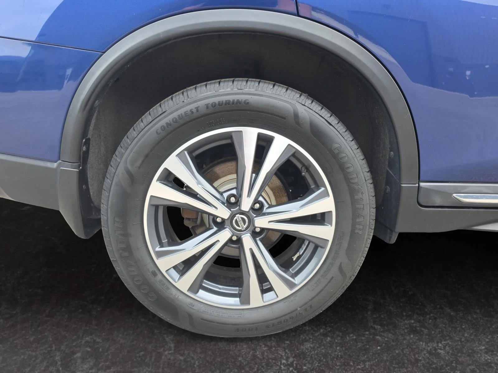 Used 2018 Caspian Blue Nissan SL image 27