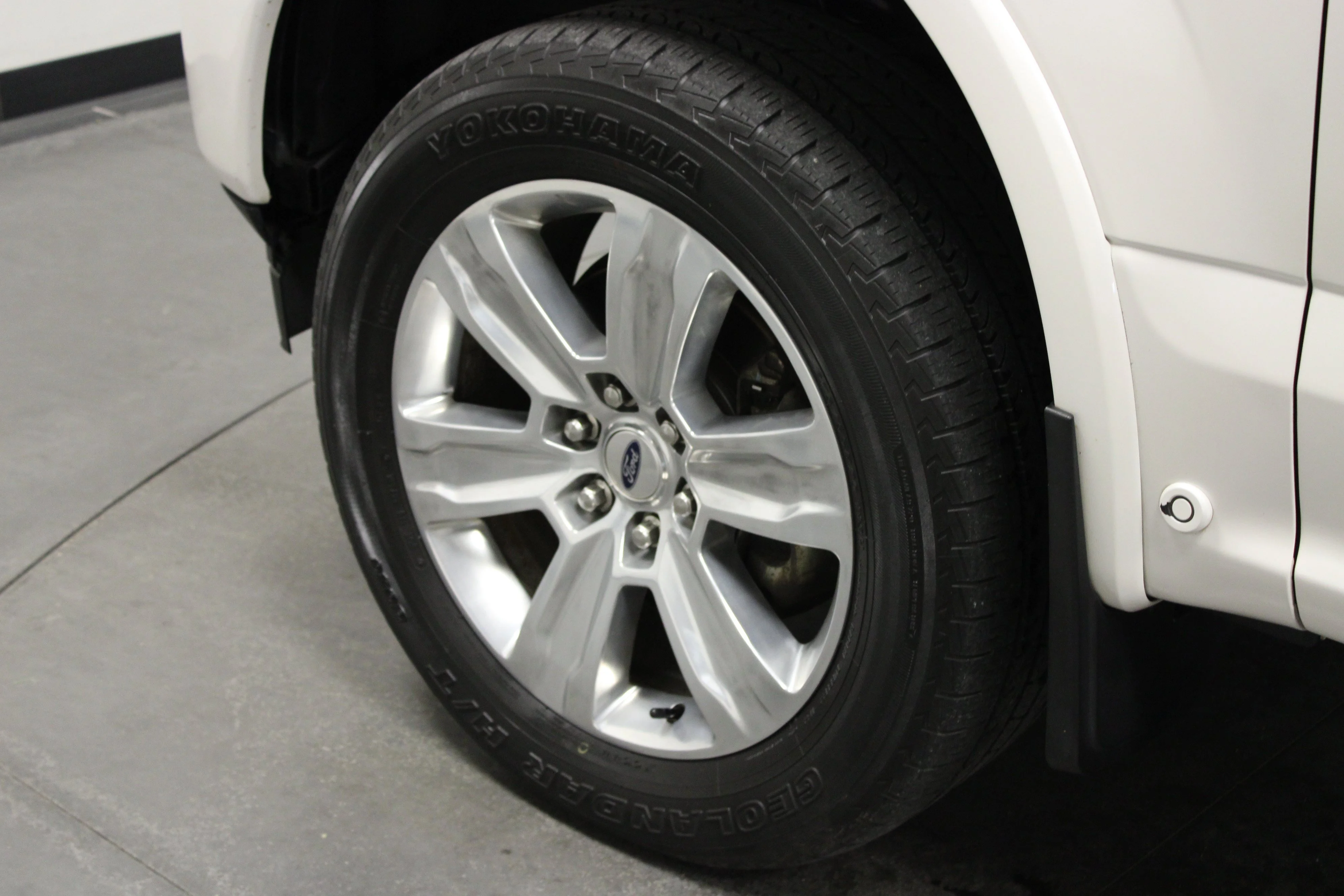 Used 2018 White Platinum Metallic Tri-Coat Ford Platinum image 10