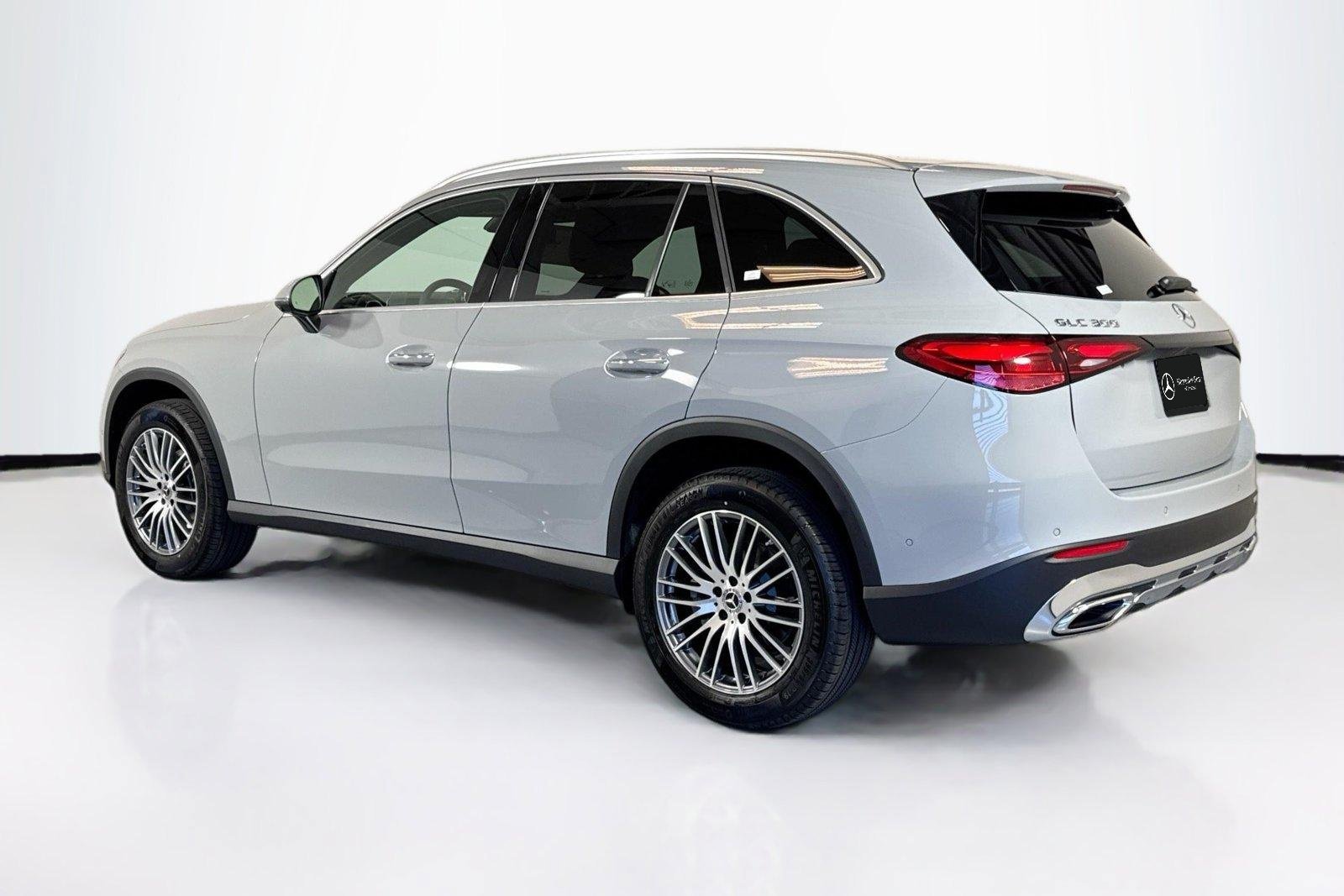 New 2026 Manufaktur Alpine Grey Mercedes-Benz GLC 300 image 7