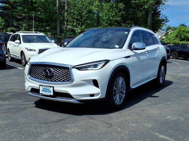 Used 2025 White INFINITI LUXE image 2