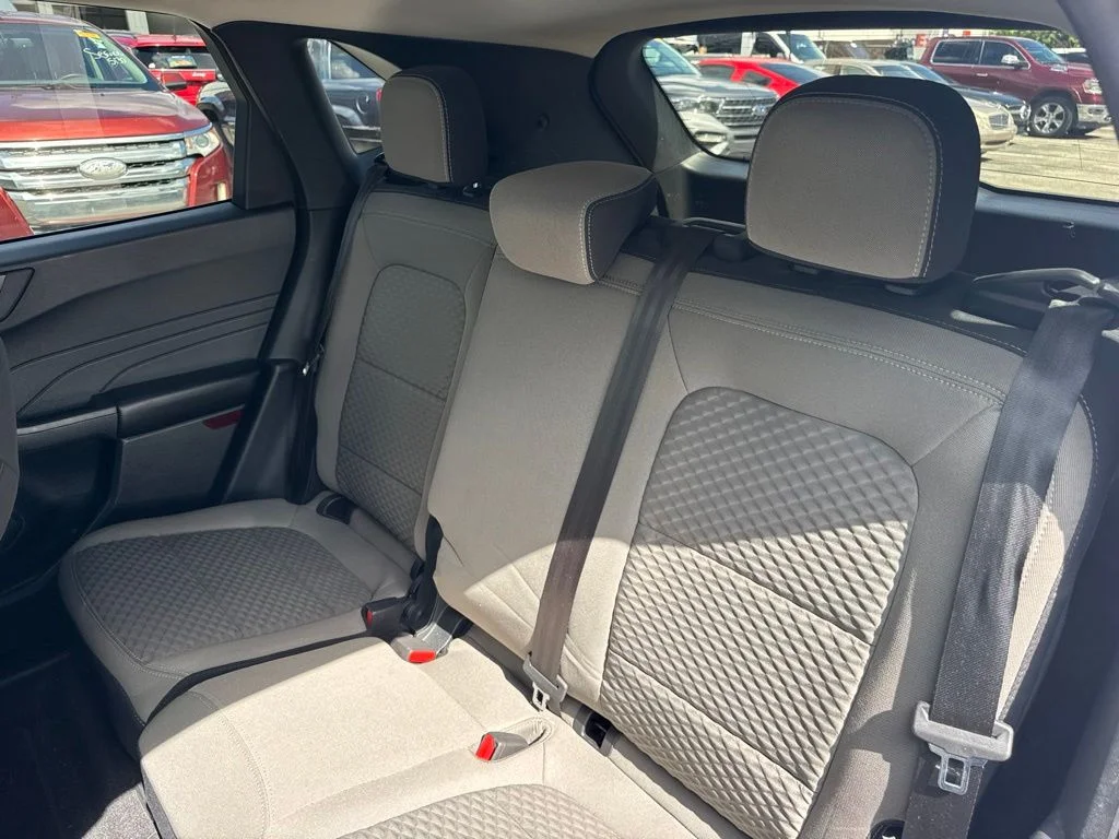 Used 2022 White Metallic Ford SE image 11