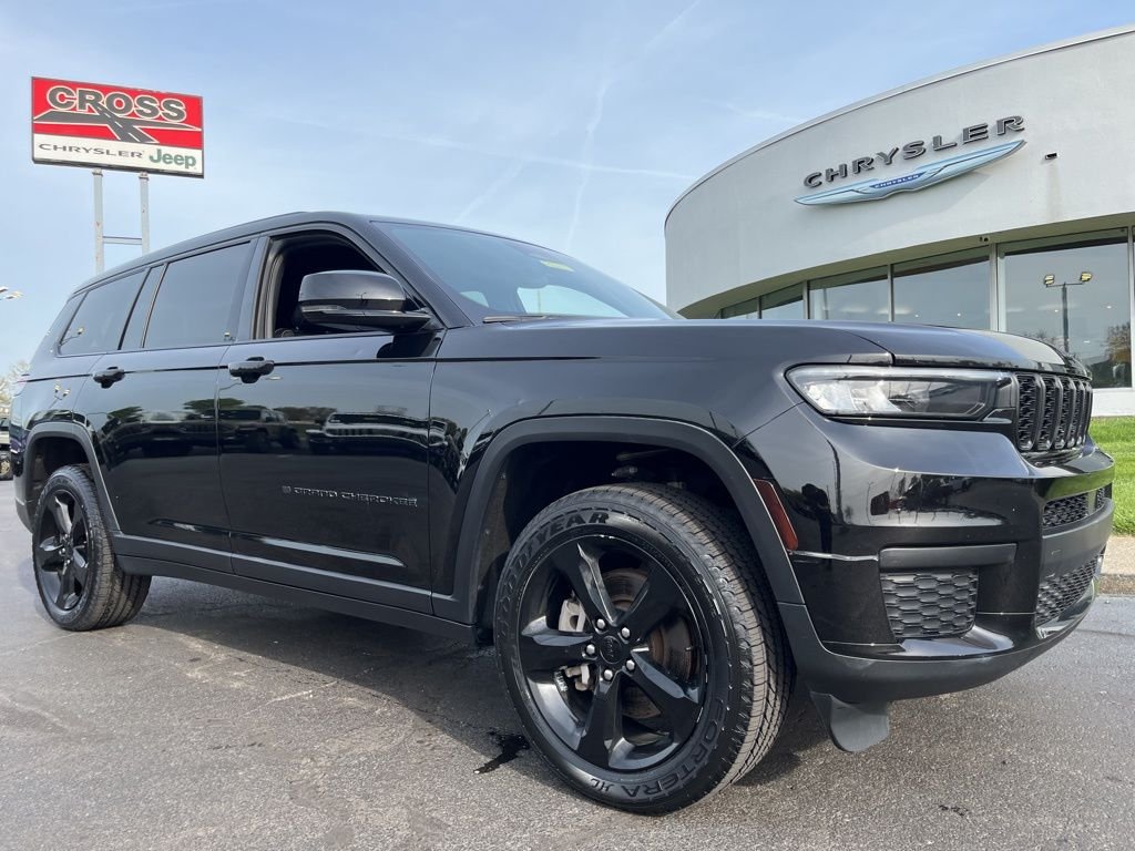 Used 2022 Diamond Black Jeep Altitude image 50