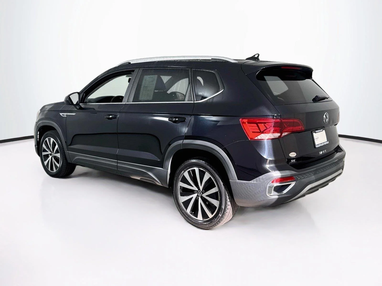 Used 2022 Deep Black Pearl Volkswagen SE image 7