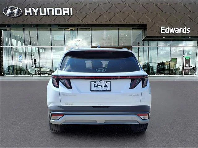 New 2025 White Hyundai SEL Convenience image 5