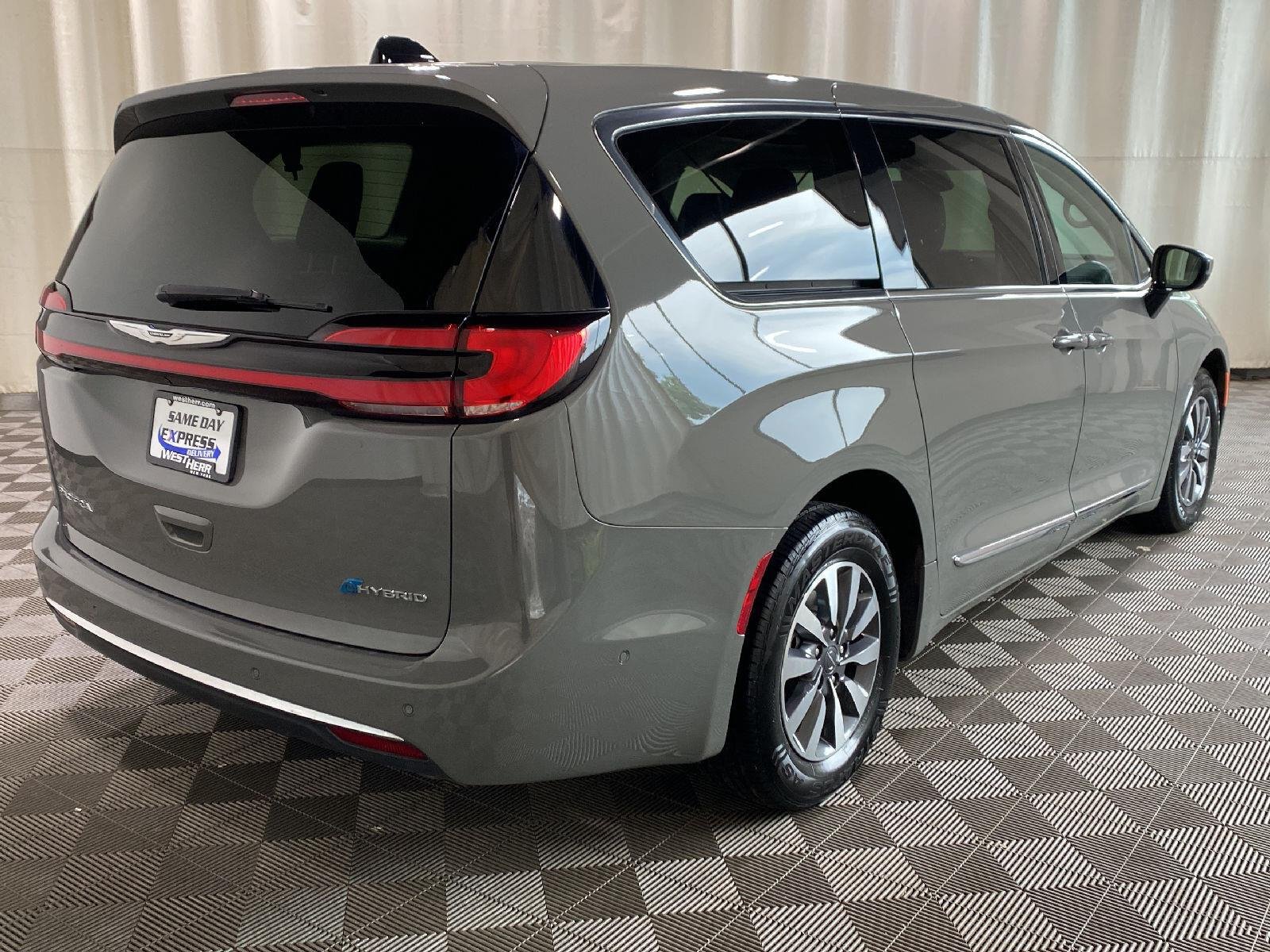 Used 2023 Ceramic Gray Clearcoat Chrysler Hybrid Limited image 3