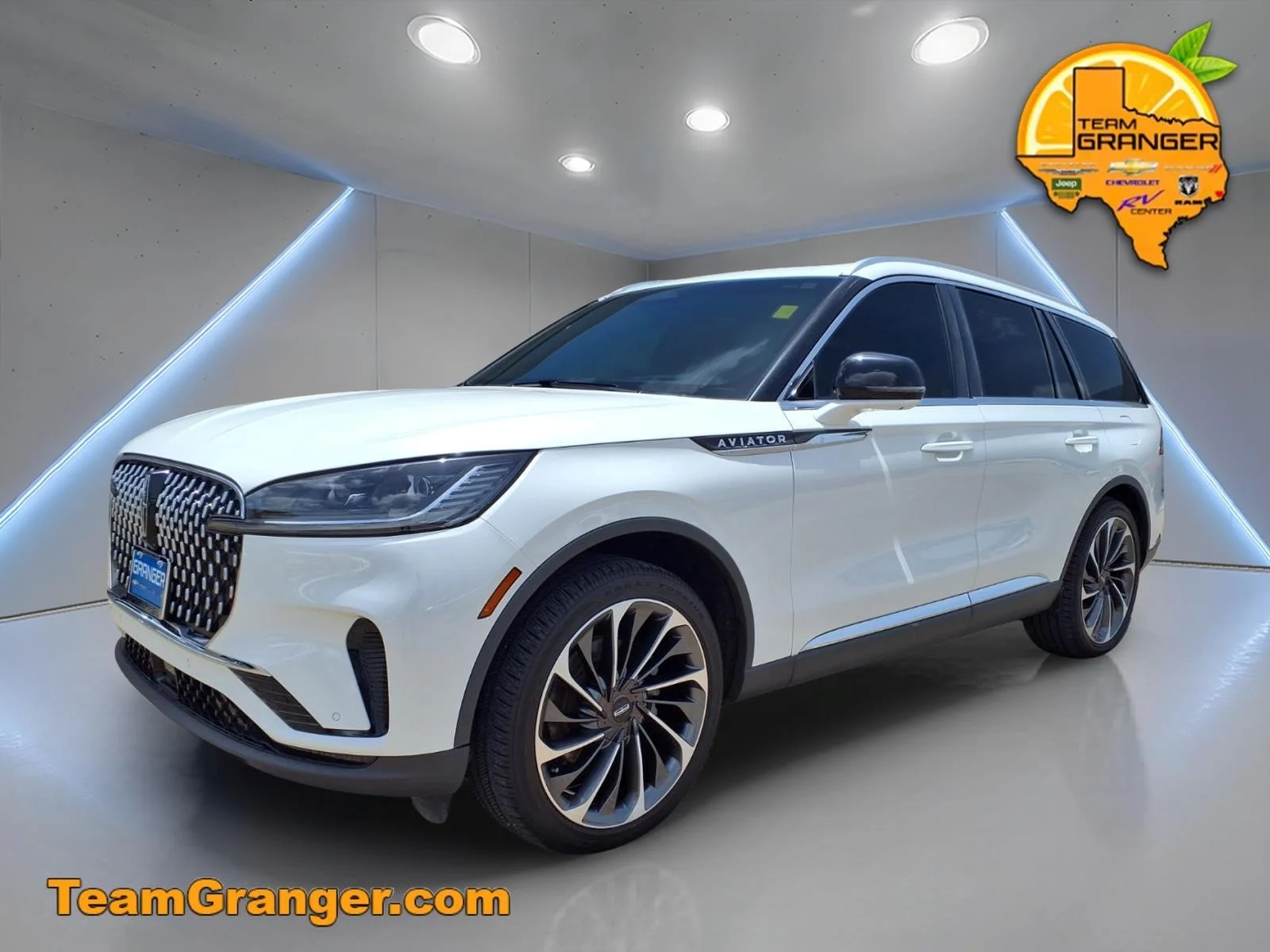 Used 2025 White Lincoln Reserve image 3