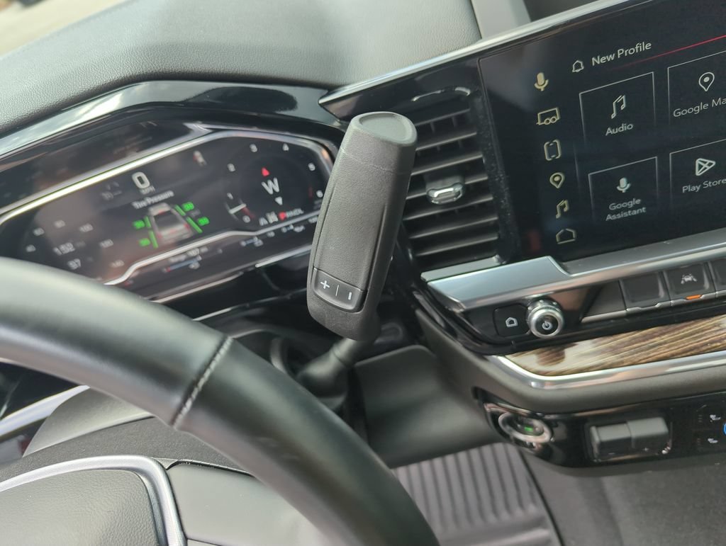 Used 2025 Summit White GMC Elevation image 23