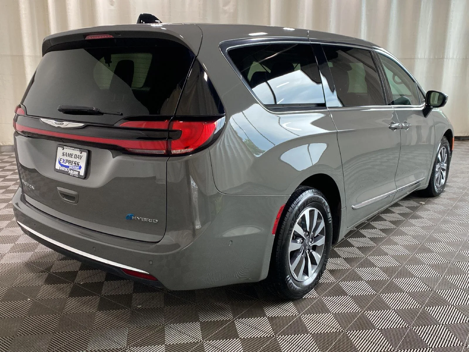 Used 2023 Ceramic Gray Clearcoat Chrysler Hybrid Limited image 3