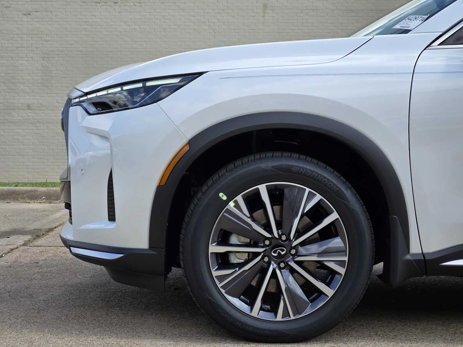 New 2026 RADIANT WHITE INFINITI Luxe FWD image 6