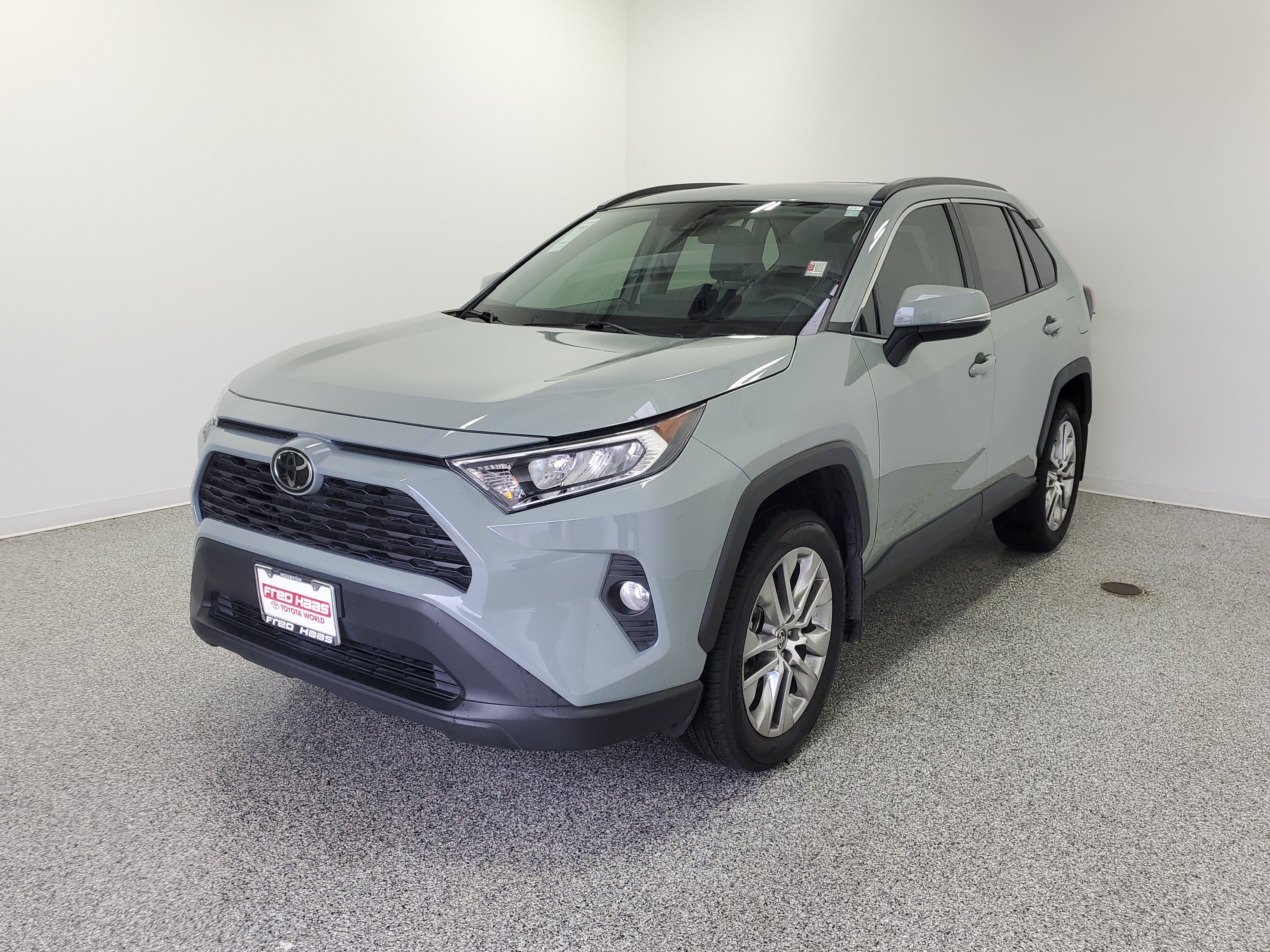 Used 2021 Lunar Rock Toyota XLE Premium image 2