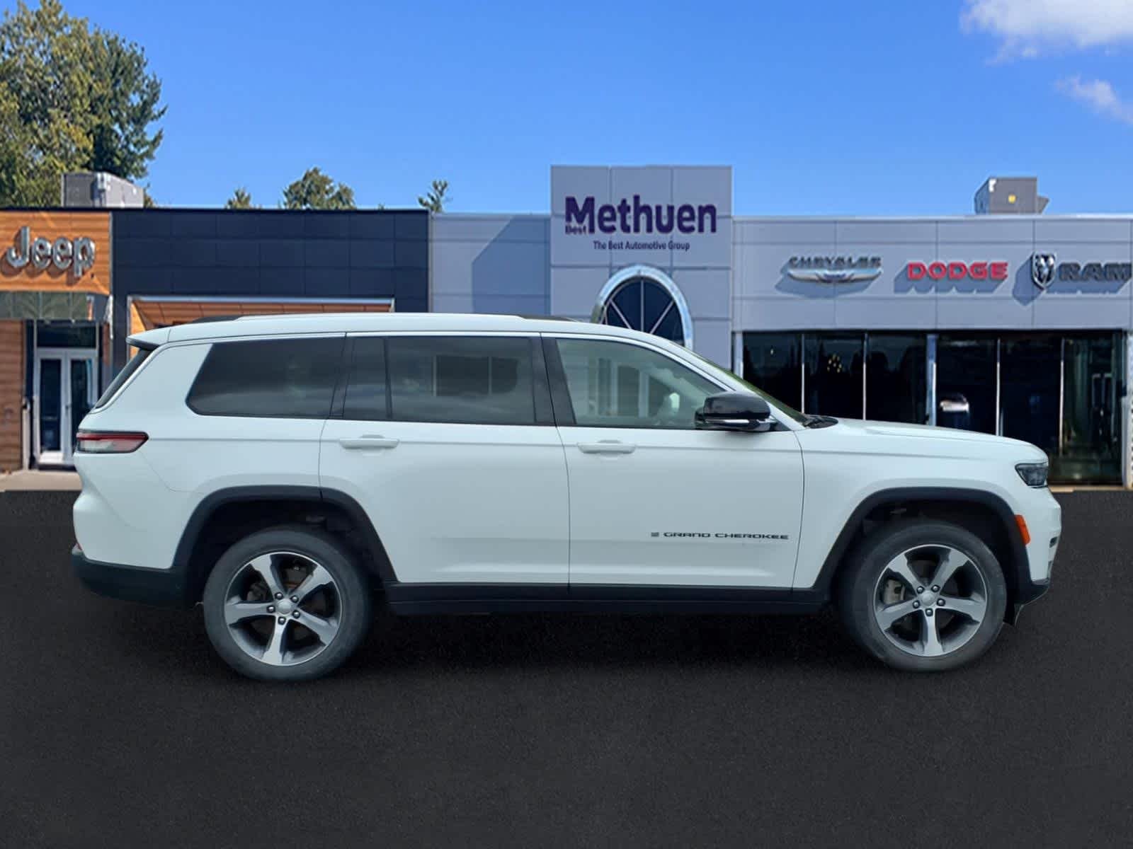 Used 2023 Bright White Clearcoat Jeep Limited image 3