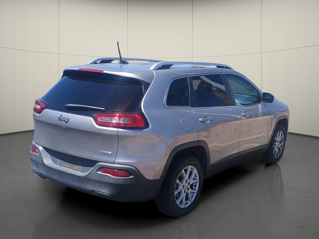 Used 2018 Silver Jeep Latitude Plus image 7
