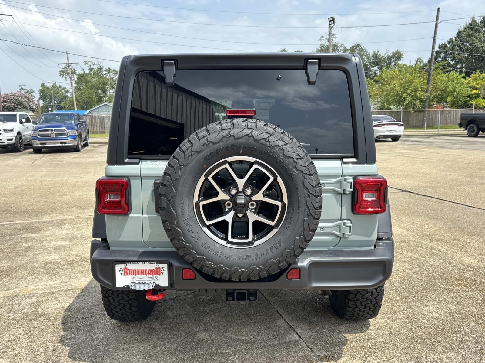 New 2026 Bright White Clear-Coat Exterior Paint Jeep Limited image 5