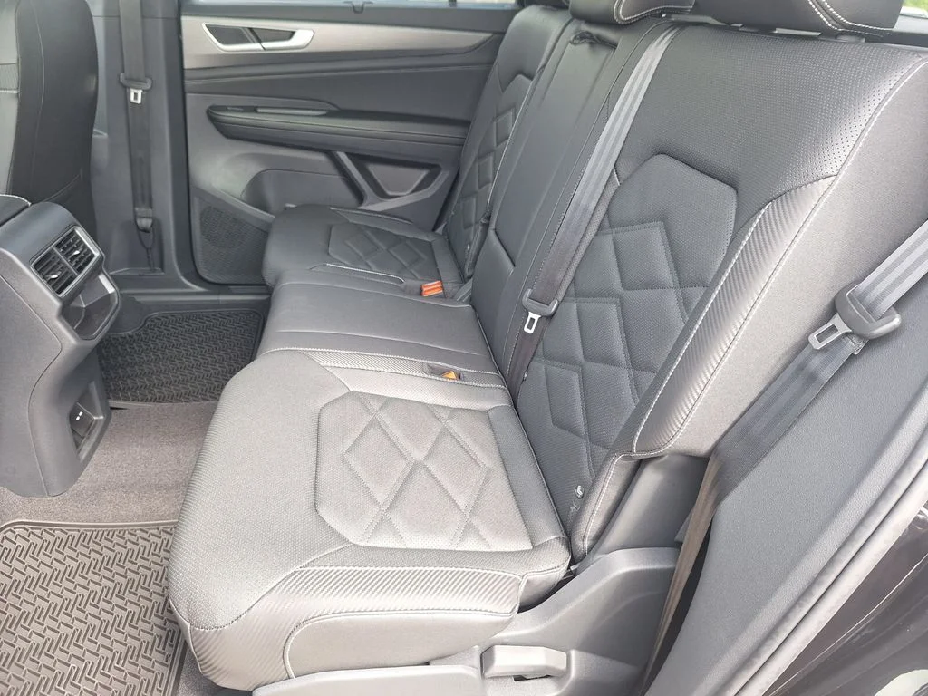 New 2026 Black Volkswagen 2.0T SE w/Technology image 24