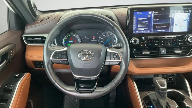 Used 2020 White Toyota Platinum image 10