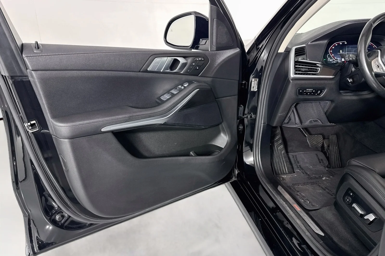 Used 2022 Jet Black BMW xDrive40i image 22