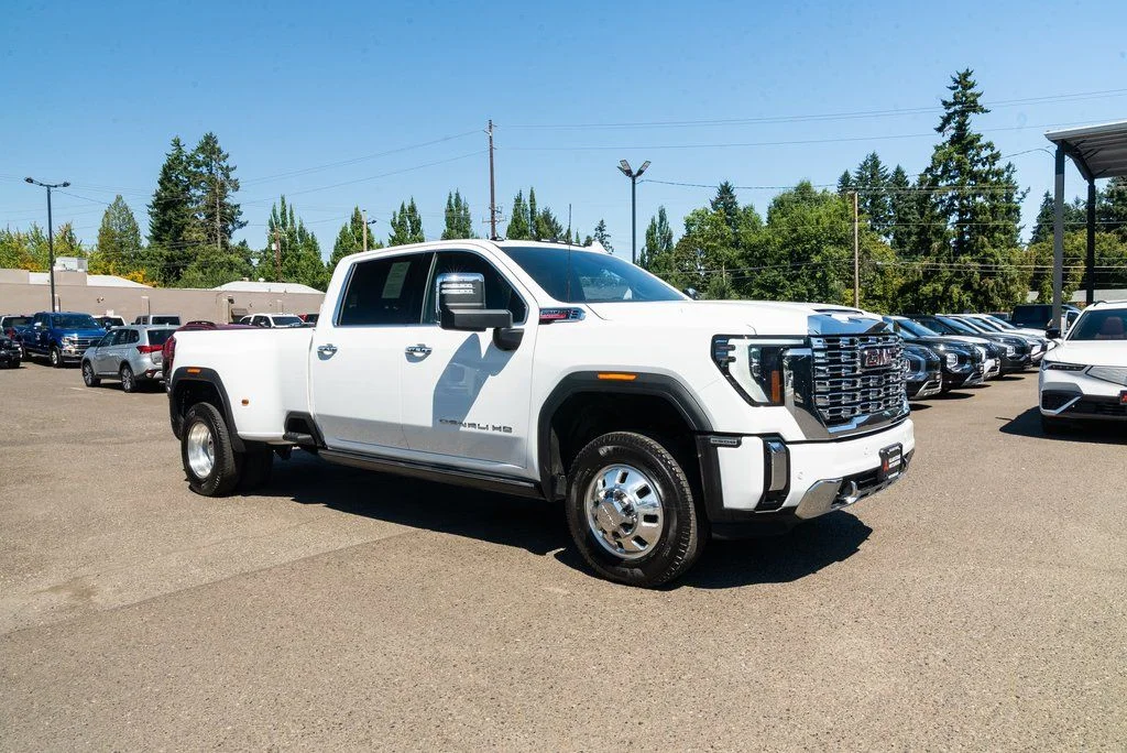 Used 2025 White GMC Denali image 27