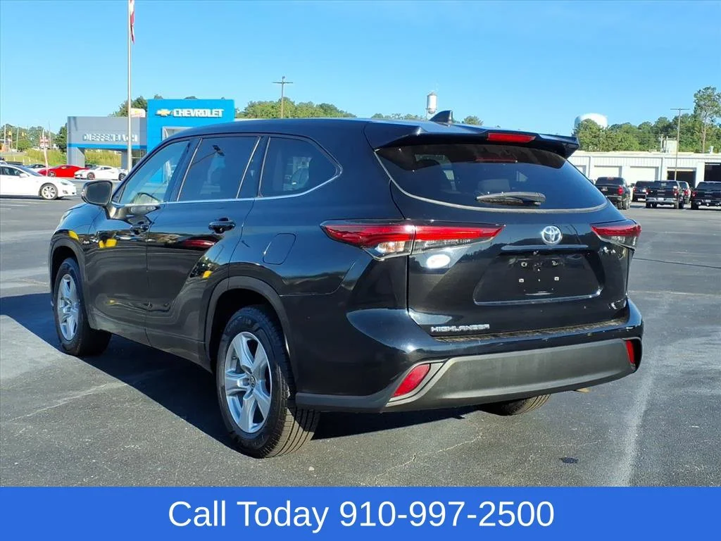 Used 2022 Black Toyota L image 6
