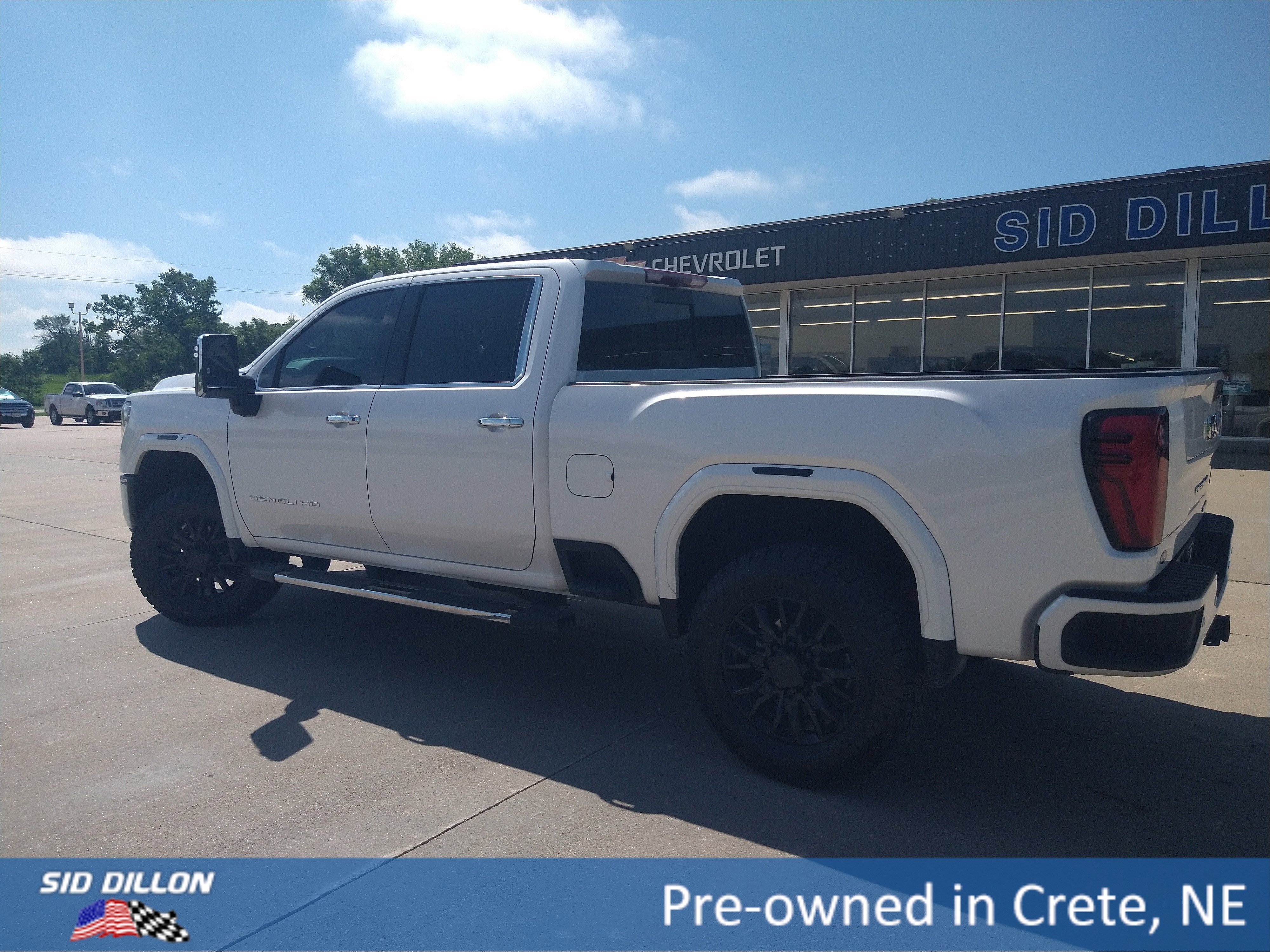Used 2025 White Frost Tricoat GMC Denali image 18