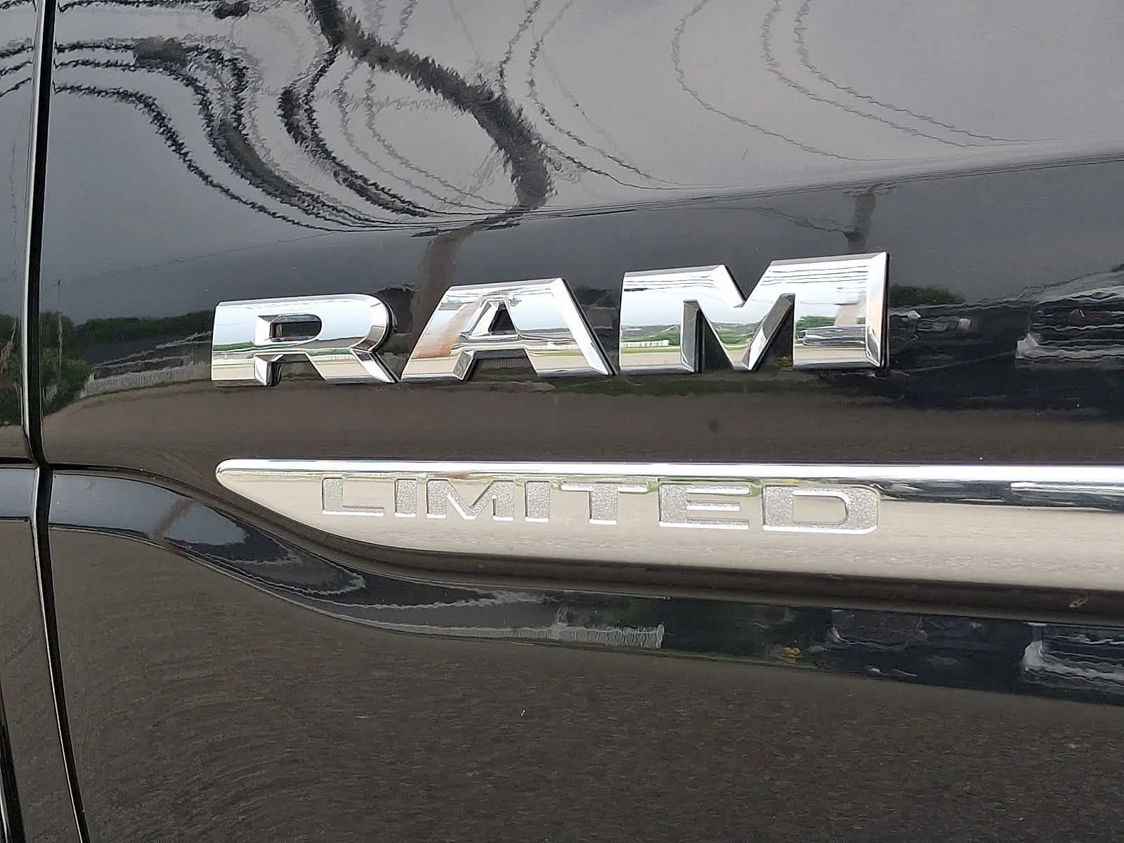 Used 2019 Diamond Black Crystal Pearl Ram Limited image 33