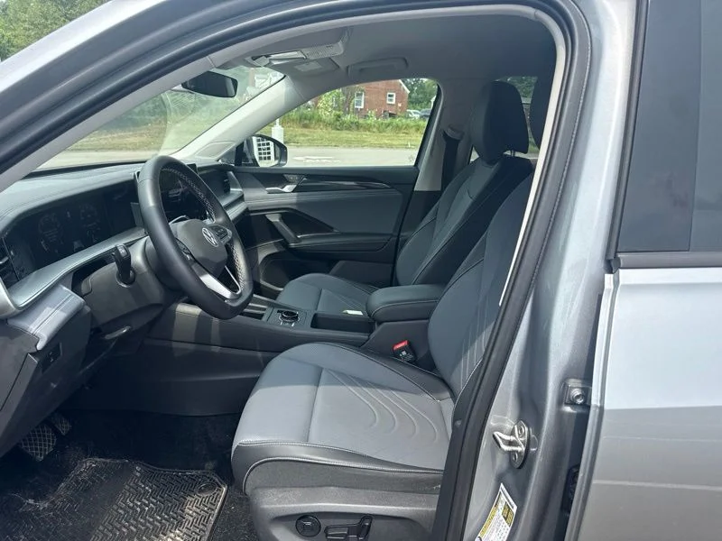 Used 2025 Silver Volkswagen 2.0T SE image 3