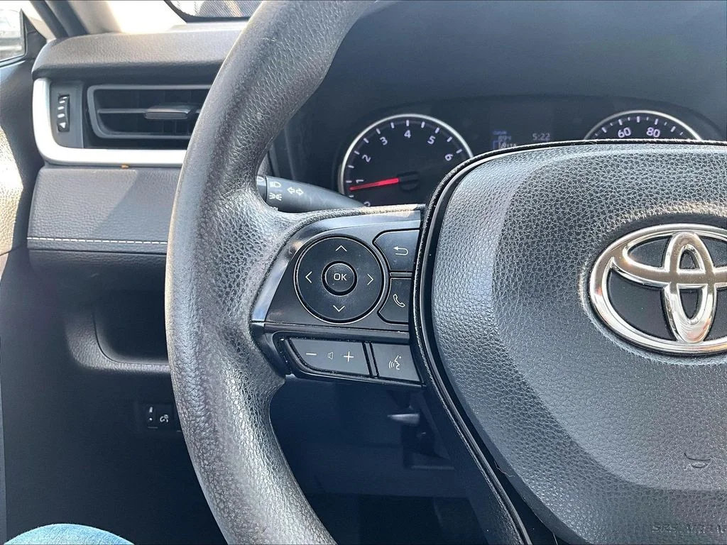Used 2022 White Toyota LE image 19