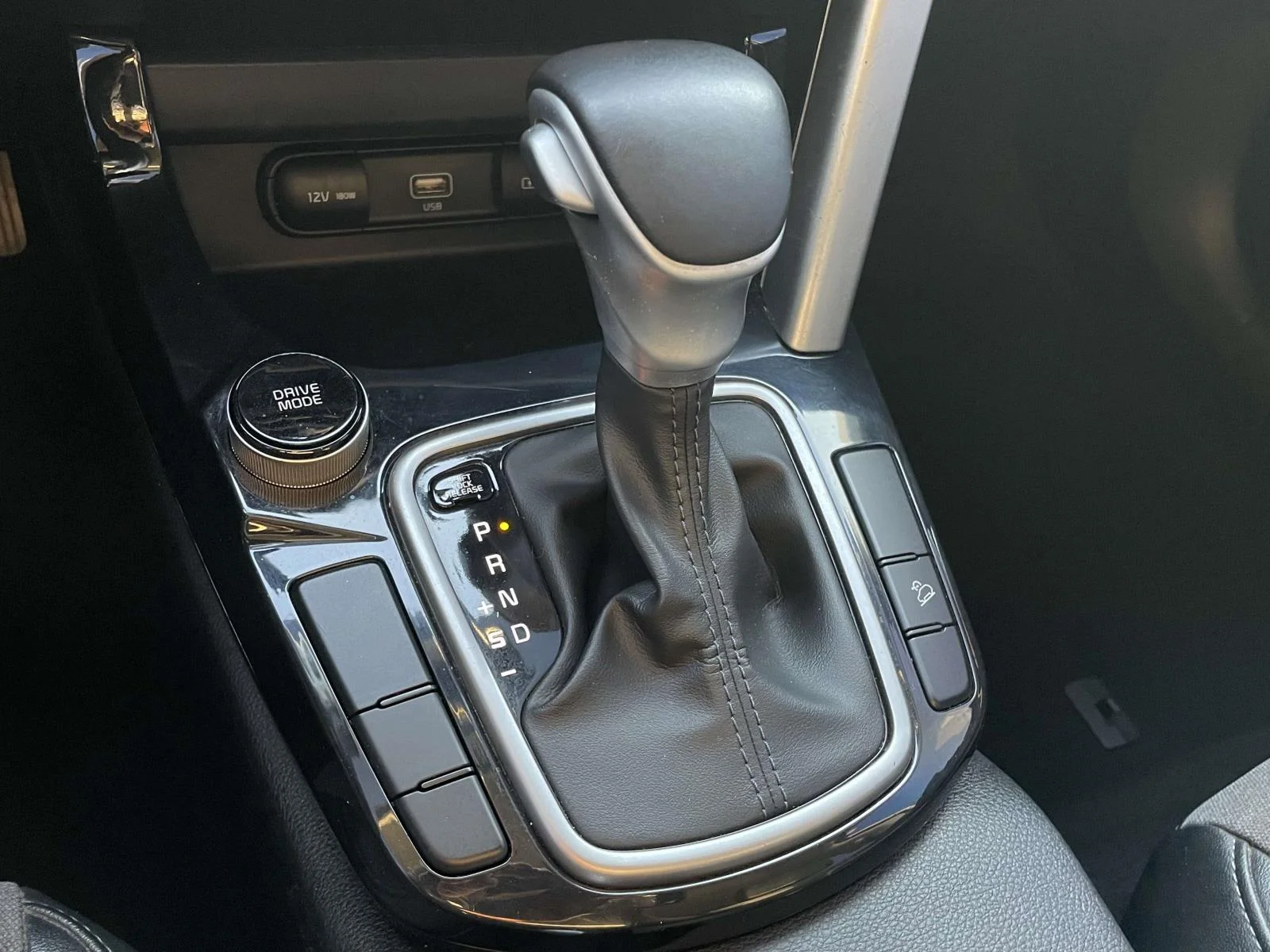 Used 2023 White Kia S image 21