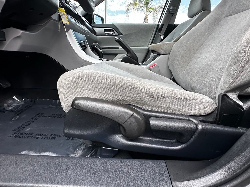 Used 2013 Alabaster Silver Metallic Honda LX image 21