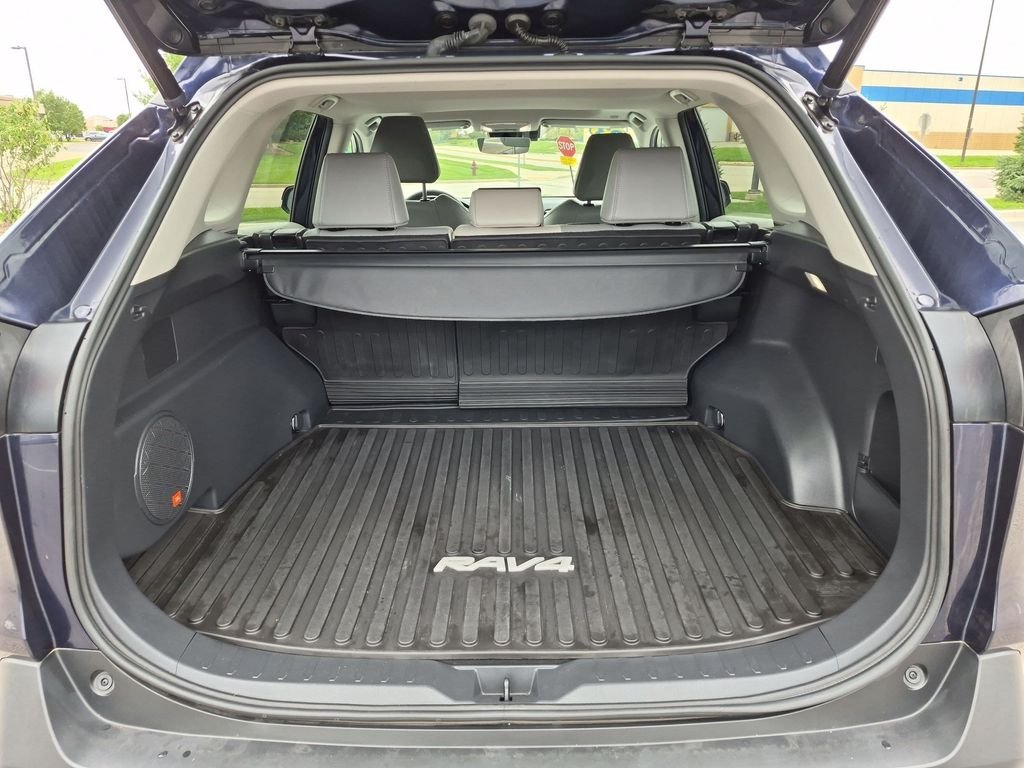 Used 2023  Toyota XLE Premium image 27