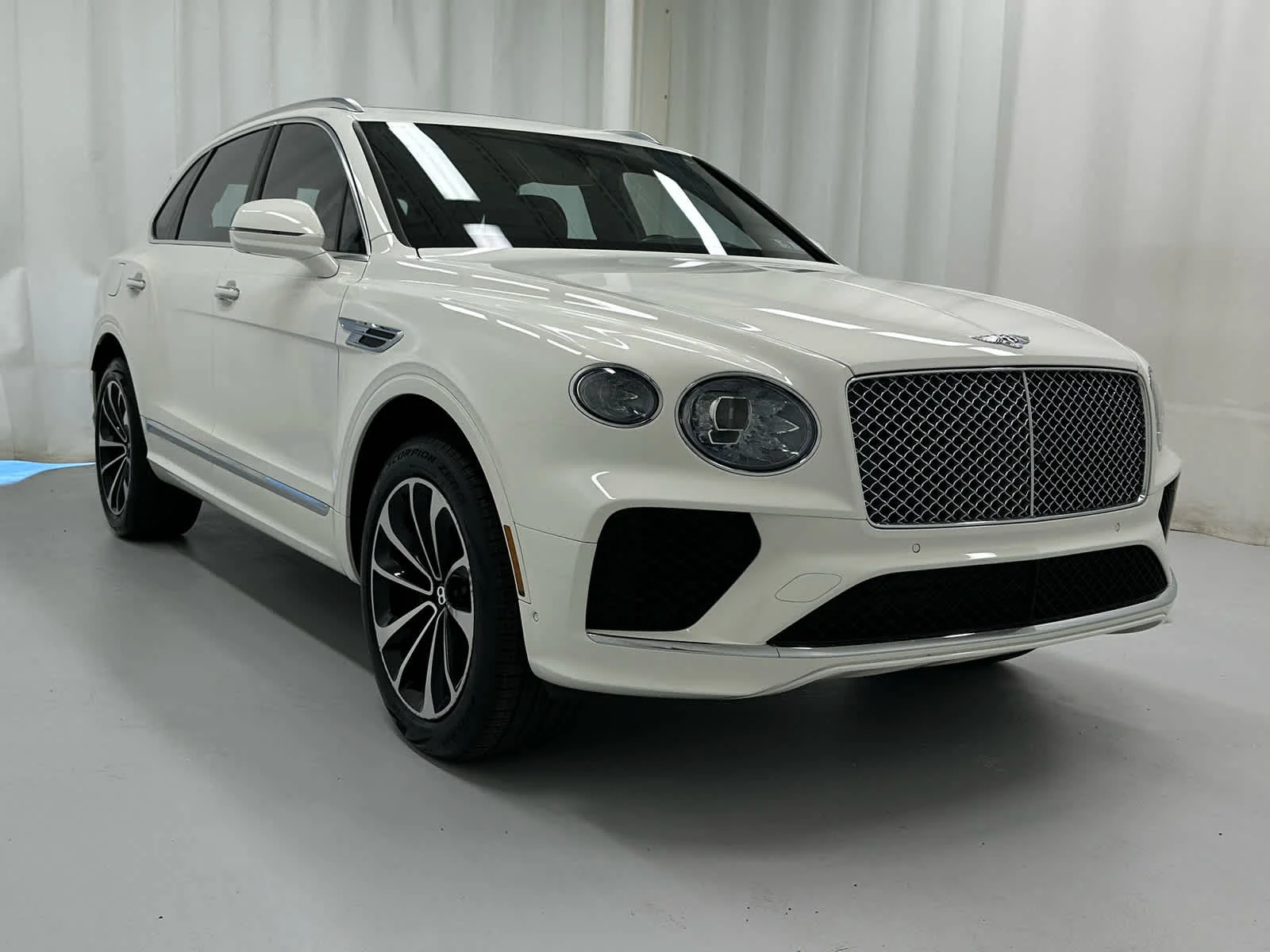 Used 2023 Glacier White Bentley V8 image 2