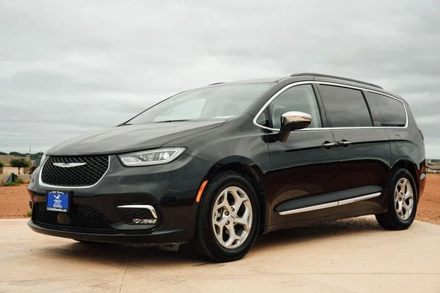 2023 Chrysler Pacifica Limited's photo