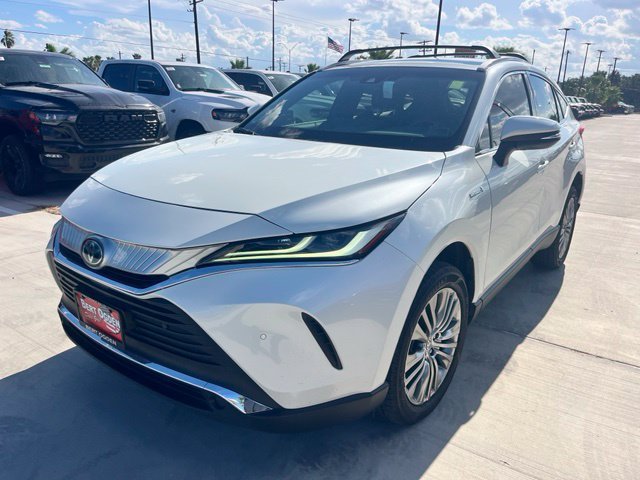 Used 2021 White Toyota XLE image 3