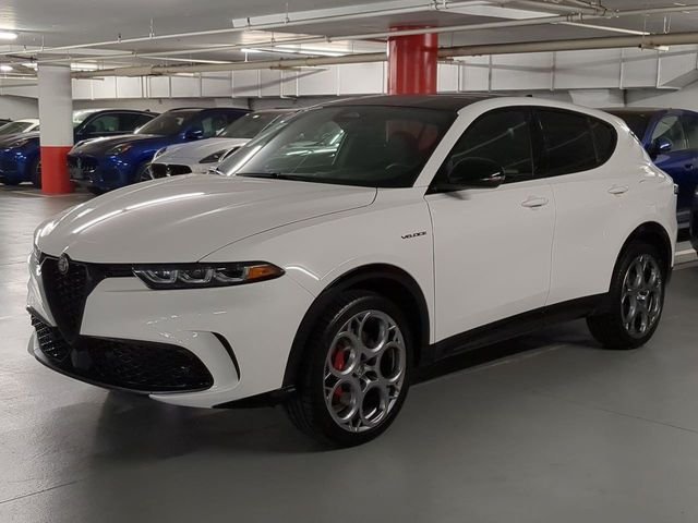 New 2025 Milano White Exterior Paint Alfa Romeo Base image 3