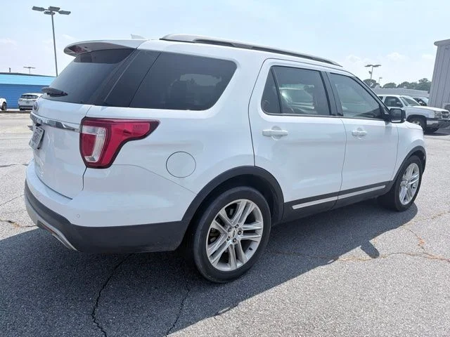 Used 2017 White Ford XLT image 3