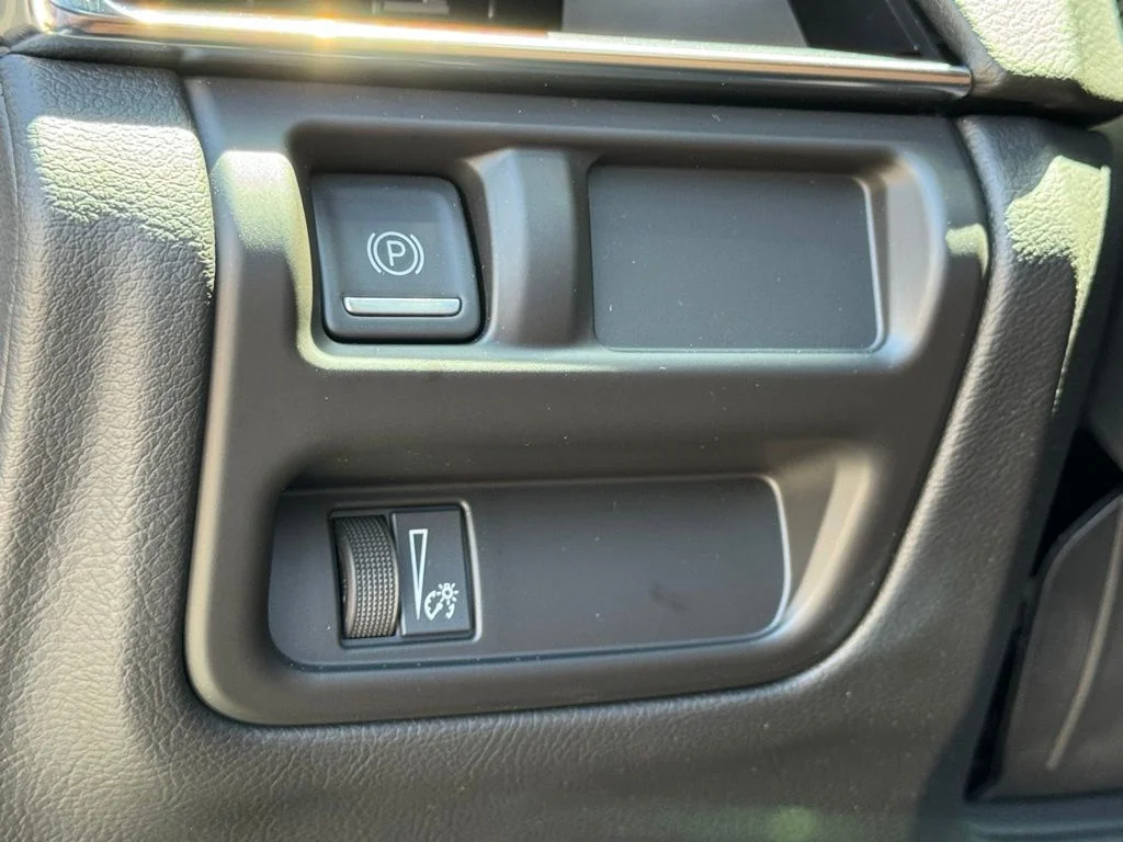 Used 2025  Cadillac Premium Luxury image 22