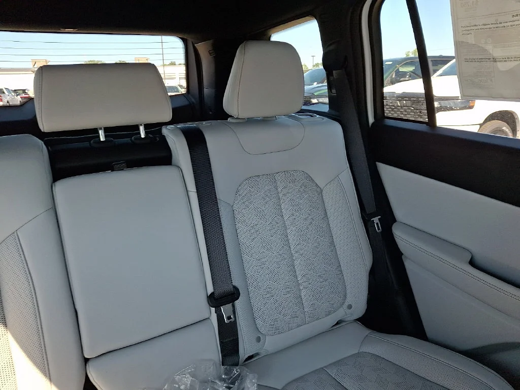 New 2026 Bright White Clear-Coat Exterior Paint Jeep Overland image 15