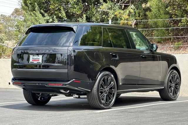 New 2026 Obsidian Black in Gloss Finish Land Rover SE image 5