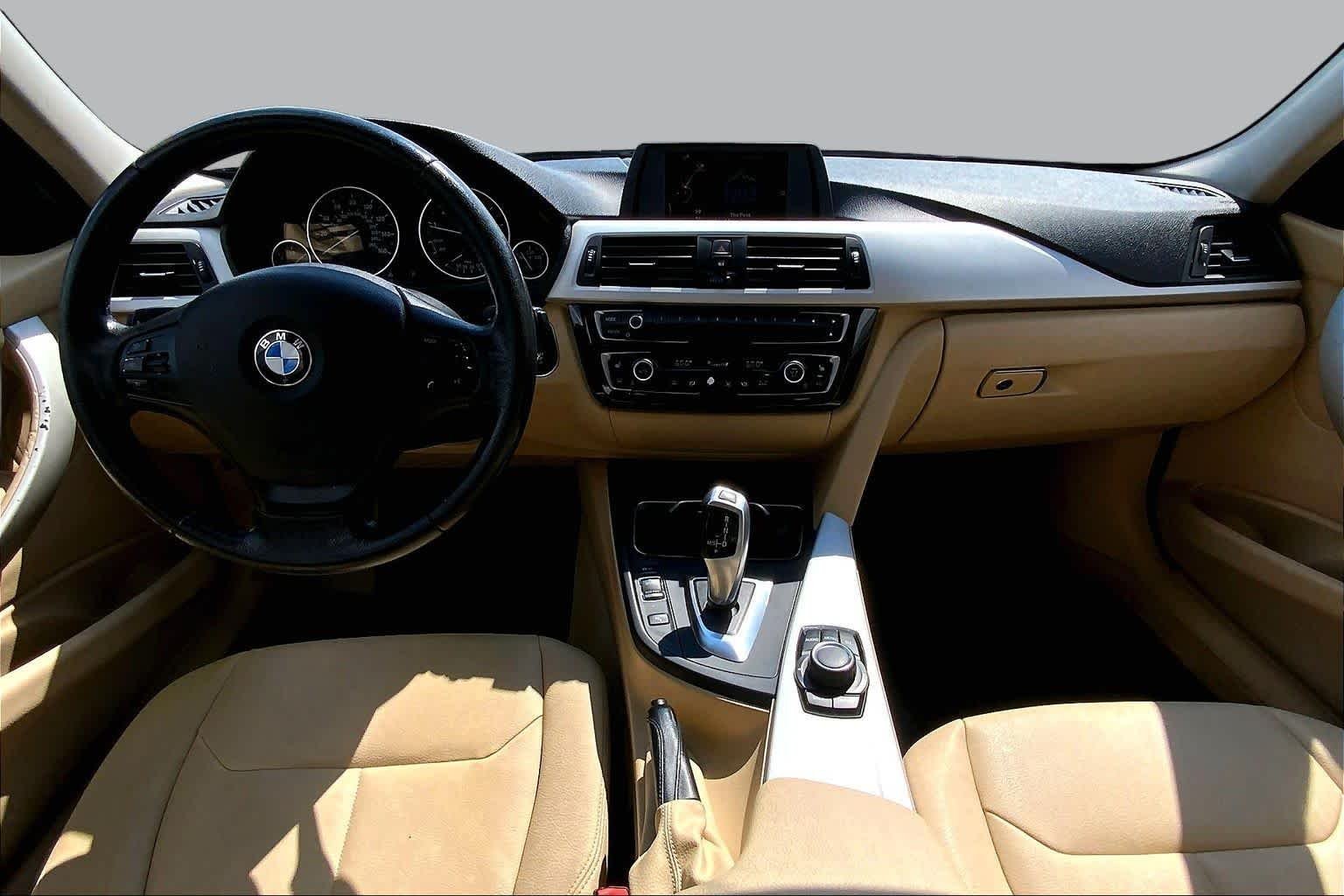 Used 2016 Black Sapphire Metallic BMW 320i xDrive image 15